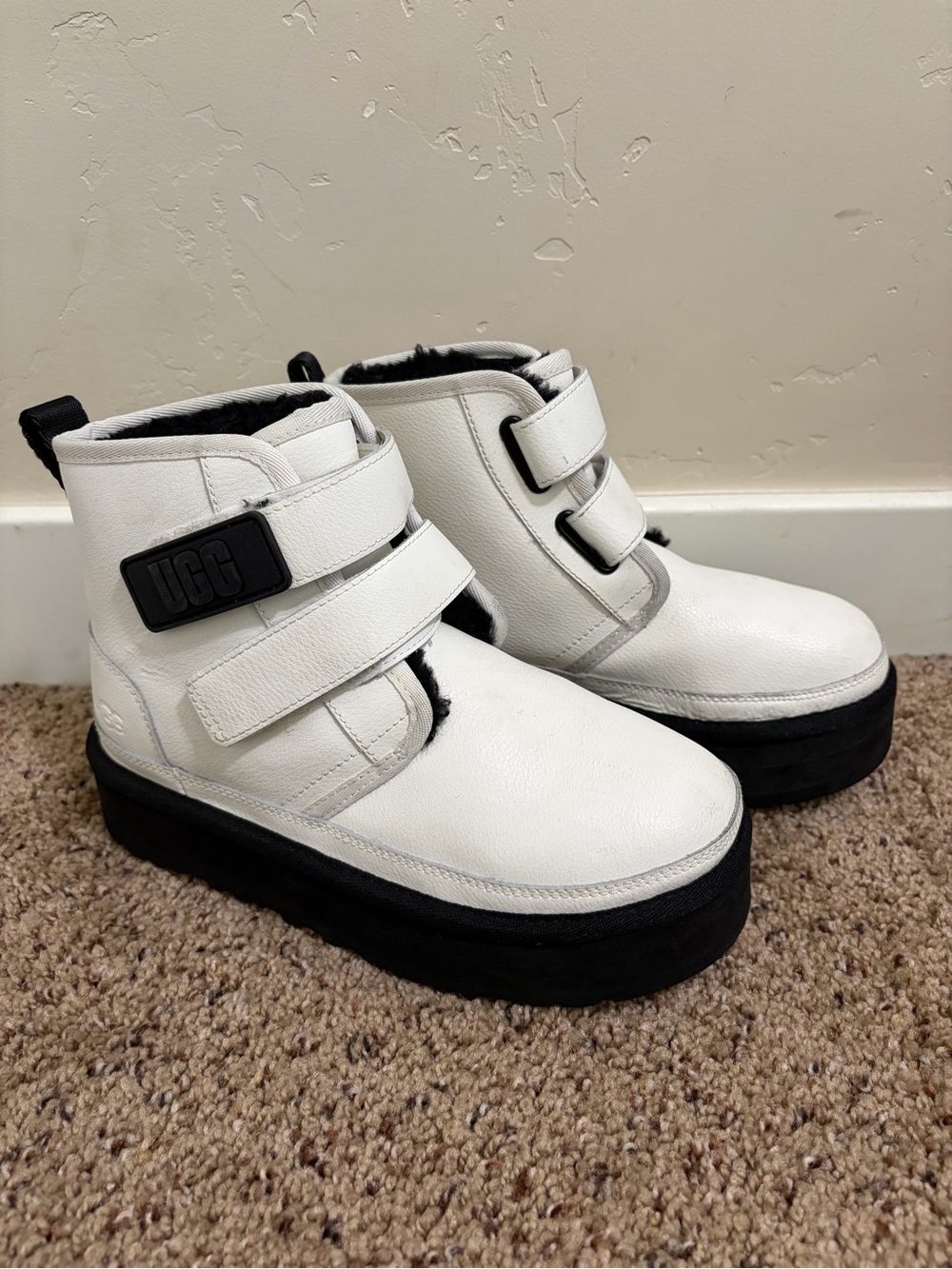 Ugg  Kids' Neumel Platform Boots Winter Leather Size 3 White Black